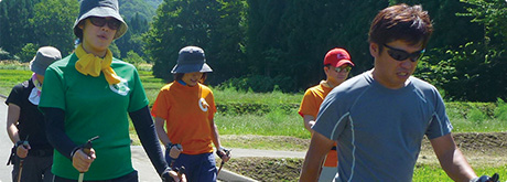 写真 ノルディックウォーキングの様子